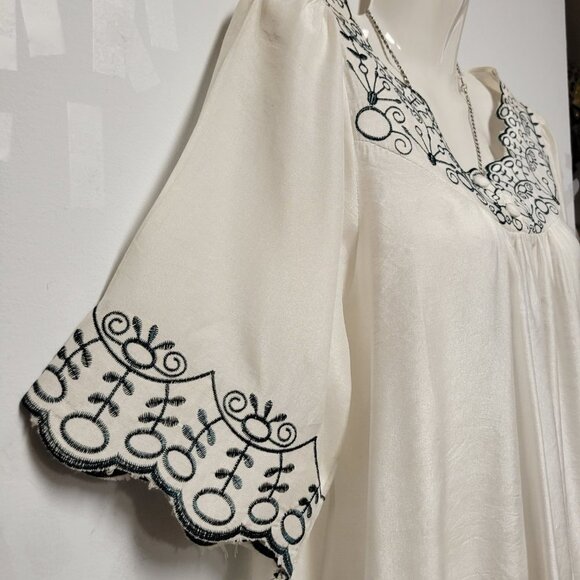 White Short Sleeve Blouse Top with Applique Accent One Size - Picture 8 of 11